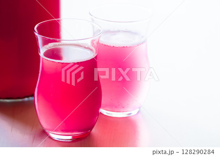 砂糖不使用で甘さ控えめな自家製赤紫蘇シロップソーダ割り 128290284