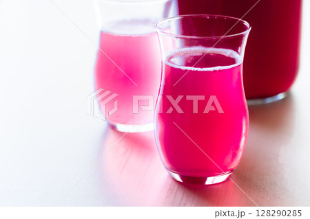 砂糖不使用で甘さ控えめな自家製赤紫蘇シロップソーダ割り 砂糖不使用で甘さ控えめな自家製赤紫蘇シロップソーダ割り 128290285