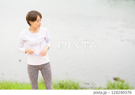 公園でペットボトルを手に持つ女性 128290376