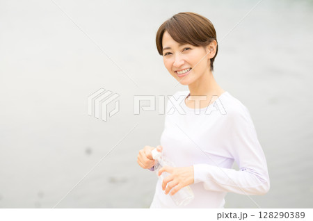 公園でペットボトルを手に持つ女性 128290389