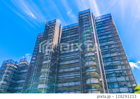 日本の横浜都市景観　夏空…マンションの補修や点検等、足場や防護ネットなどを望む＝7月10日 128291213