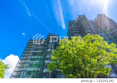 日本の横浜都市景観 夏空…マンションの補修や点検等、足場や防護ネットなどを望む=7月10日 日本の横浜都市景観 夏空…マンションの補修や点検等、足場や防護ネットなどを望む=7月10日 128291242