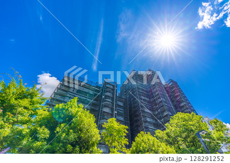 日本の横浜都市景観　夏空…マンションの補修や点検等、足場や防護ネットなどを望む＝7月10日 128291252