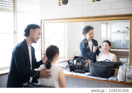 メイクブラシを持つヘアメイクの男性と女性 メイクアップのイメージ メイクブラシを持つヘアメイクの男性と女性 メイクアップのイメージ 128291268