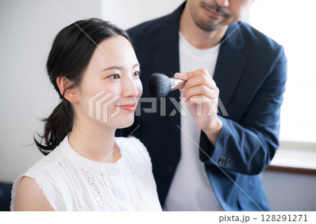 メイクブラシを持つヘアメイクの男性と女性 メイクアップのイメージ メイクブラシを持つヘアメイクの男性と女性 メイクアップのイメージ 128291271