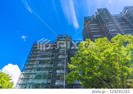 日本の横浜都市景観　夏空…マンションの補修や点検等、足場や防護ネットなどを望む＝7月10日 128291282
