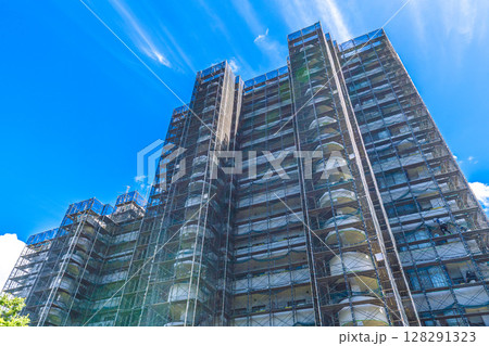 日本の横浜都市景観　夏空…マンションの補修や点検等、足場や防護ネットなどを望む＝7月10日 128291323