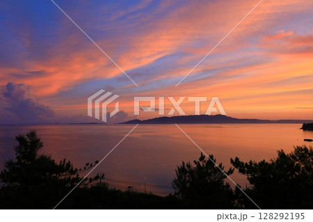 名護湾の朝焼け 128292195