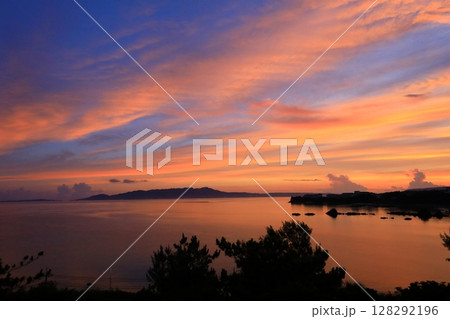 名護湾の朝焼け 128292196
