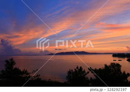 名護湾の朝焼け 128292197