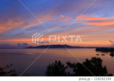 名護湾の朝焼け 名護湾の朝焼け 128292199