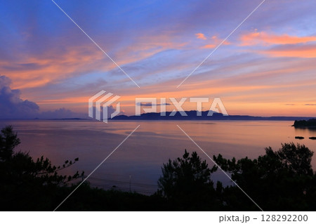 名護湾の朝焼け 128292200