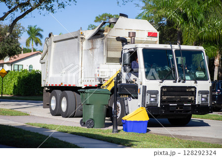 アメリカの一般家庭のごみ収集の風景 アメリカの一般家庭のごみ収集の風景 128292324