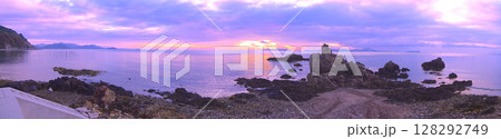 赤穂御崎の朝焼け（福浦海水浴場）と遠景に家島諸島を展望 128292749