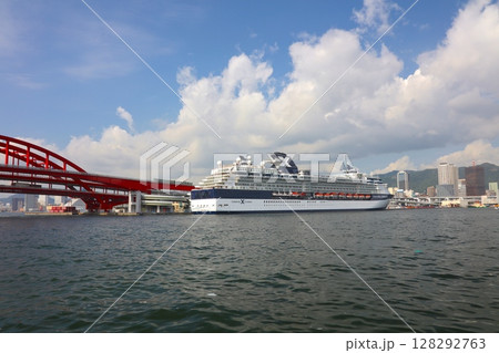 神戸港、神戸ポートターミナルに停泊する「Celebrity Millennium(セレブリテ 神戸港、神戸ポートターミナルに停泊する「Celebrity Millennium(セレブリテ 128292763