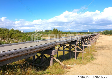 流れ橋「上津屋橋（こうづやばし）」/京都の木津川に架かる/全長356m、幅3.3m/日本百名橋 128292778
