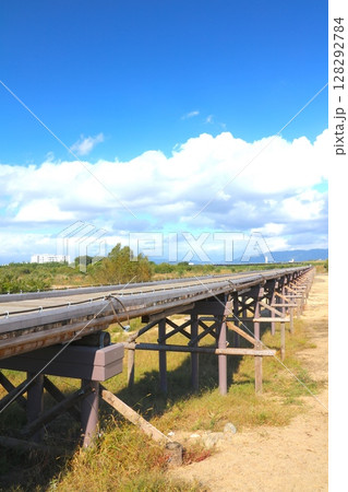 流れ橋「上津屋橋(こうづやばし)」/京都の木津川に架かる/全長356m、幅3.3m/日本百名橋 流れ橋「上津屋橋(こうづやばし)」/京都の木津川に架かる/全長356m、幅3.3m/日本百名橋 128292784