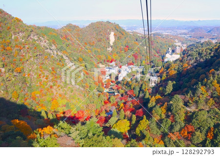 六甲有馬ロープウェーから望む六甲山、有馬温泉の紅葉/瀬戸内海国立公園 六甲有馬ロープウェーから望む六甲山、有馬温泉の紅葉/瀬戸内海国立公園 128292793
