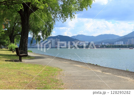 琵琶湖沿いの遊歩道と対岸の石山の風景 琵琶湖沿いの遊歩道と対岸の石山の風景 128293282