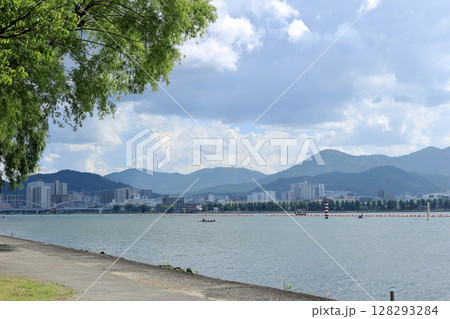 琵琶湖沿いの遊歩道と対岸の石山の風景 128293284