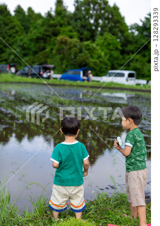 親子で田植え体験　幼児 128293339
