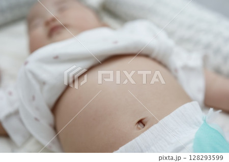 眠っている0歳の赤ちゃんのお腹とおへそのクローズアップ 眠っている0歳の赤ちゃんのお腹とおへそのクローズアップ 128293599