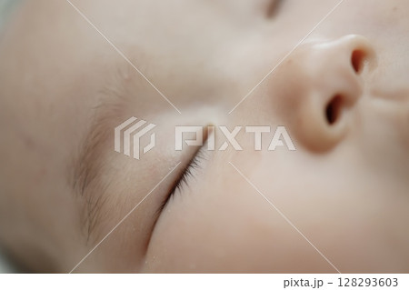 眠っている0歳の赤ちゃんの目元とまつ毛の接写イメージ 眠っている0歳の赤ちゃんの目元とまつ毛の接写イメージ 128293603