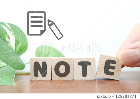 NOTEの文字とメモ帳アイコンがある木製ブロックの写真 NOTEの文字とメモ帳アイコンがある木製ブロックの写真 128293771
