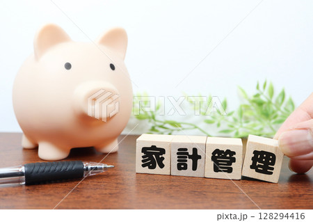 貯金箱と家計管理の積み木の写真・節約イメージ 貯金箱と家計管理の積み木の写真・節約イメージ 128294416
