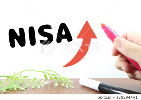 NISAの文字と上昇矢印を赤ペンで指し示す写真 128294441