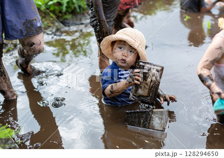 親子で田植え体験　幼児 128294650