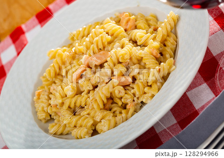 Italian pasta with smoked salmon and cream sauce 128294966