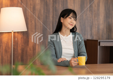部屋でリラックスする若い女性 128295179