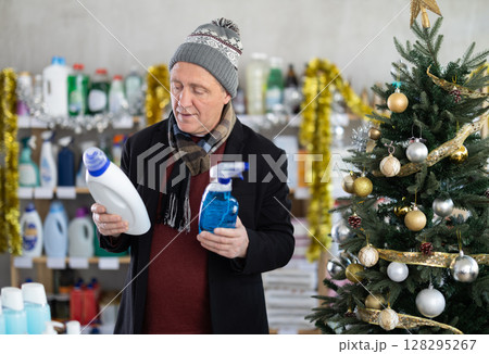 Elderly man choosing detergent and spray 128295267