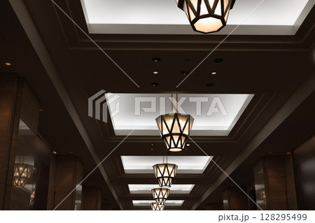 一列に並ぶレトロな照明と間接照明 128295499