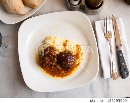 Pork belly is grilled with soft mashed potatoes 128295990