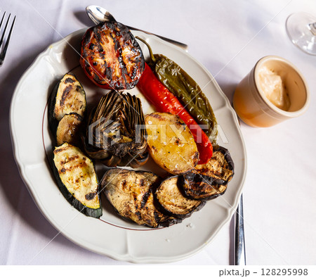 Set of juicy grilled vegetables 128295998