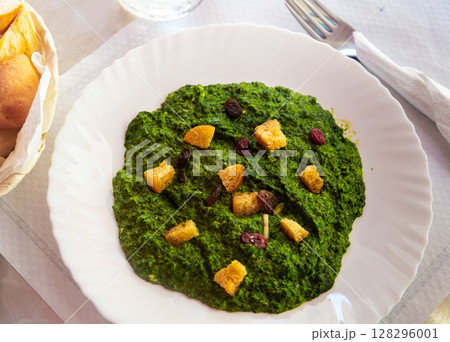 Creamed spinach with raisins and croutons Creamed spinach with raisins and croutons 128296001