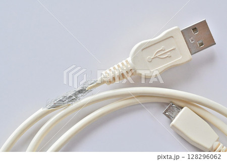 経年劣化したUSB充電ケーブル 経年劣化したUSB充電ケーブル 128296062