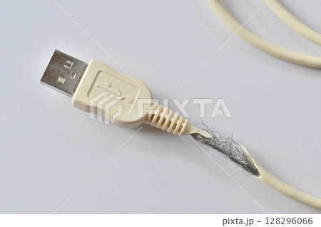 経年劣化したUSB充電ケーブル 128296066