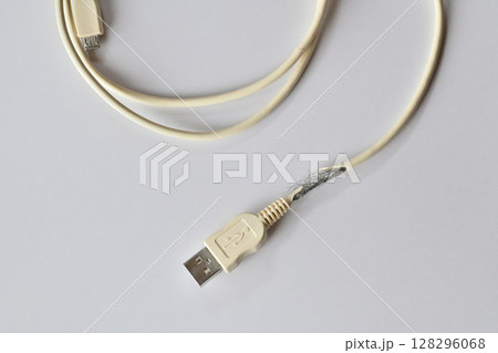 経年劣化したUSB充電ケーブル 経年劣化したUSB充電ケーブル 128296068