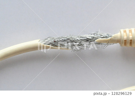 経年劣化したUSB充電ケーブル 128296129