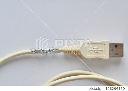 経年劣化したUSB充電ケーブル 128296130
