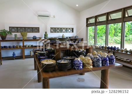 やちむんの里　「やちむん」 128296152