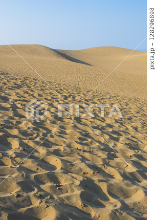夏の鳥取砂丘の風景 鳥取県 鳥取砂丘 夏の鳥取砂丘の風景 鳥取県 鳥取砂丘 128296898