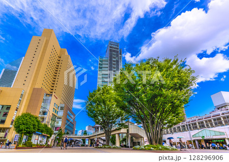 日本の横浜都市景観7月10日・夏空が広がる横浜…桜木町駅やワシントンH、富士ソフトなどビル群を望む 128296906