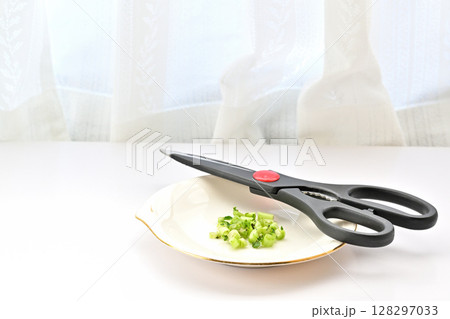 エコ リサイクル フードロス 水に浸して育てる大根の葉 128297033