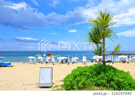 真夏の残波ビーチ ビーチパラソルと海水浴客 真夏の残波ビーチ ビーチパラソルと海水浴客 128297040