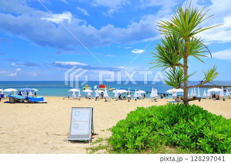真夏の残波ビーチ　ビーチパラソルと海水浴客 128297041