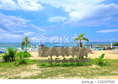 真夏の残波ビーチ ビーチパラソルと海水浴客 真夏の残波ビーチ ビーチパラソルと海水浴客 128297042